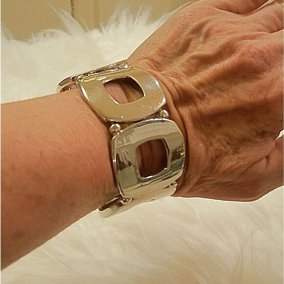 SILVER LINK STRETCH BRACELET - Picture 1 of 2